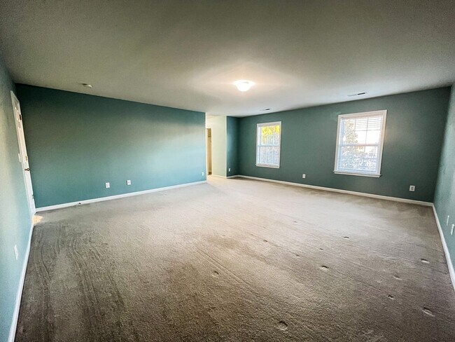 Building Photo - Gorgeous 4 Bedroom, 2 1/2 Bathroom Home in...