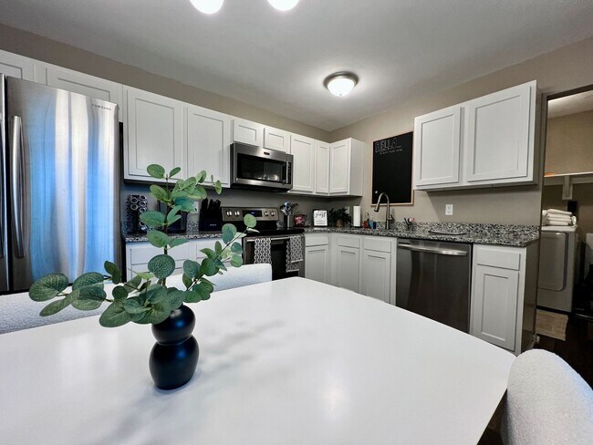 Building Photo - 3 BDR Ranch w/ Fenced yard, laundry, garage + more