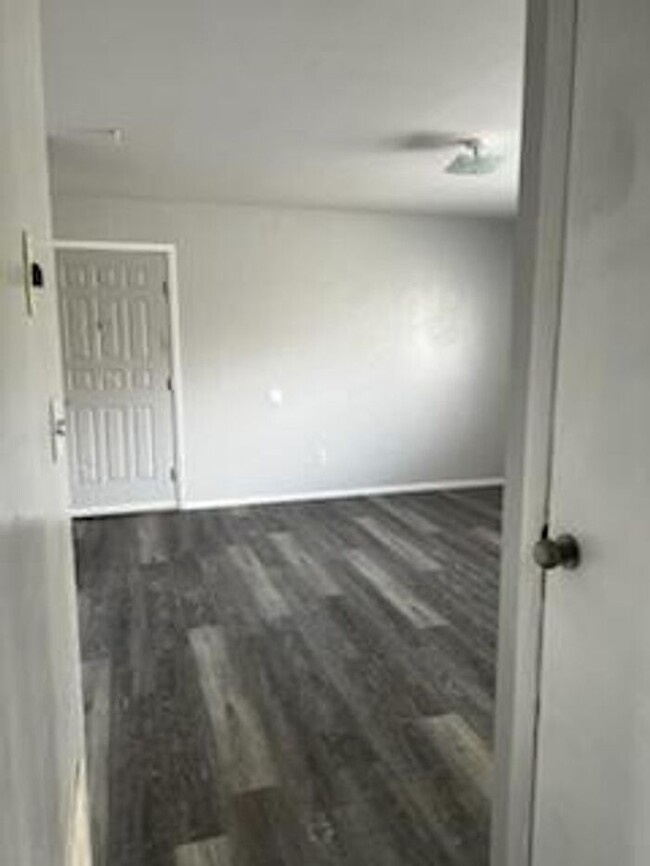 Building Photo - Beautifully Renovated Unit with Modern Upd...