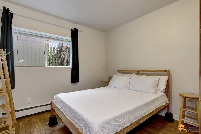 Building Photo - Fully Furnished 3BR Home | Utilities Included | Prime Downtown Location