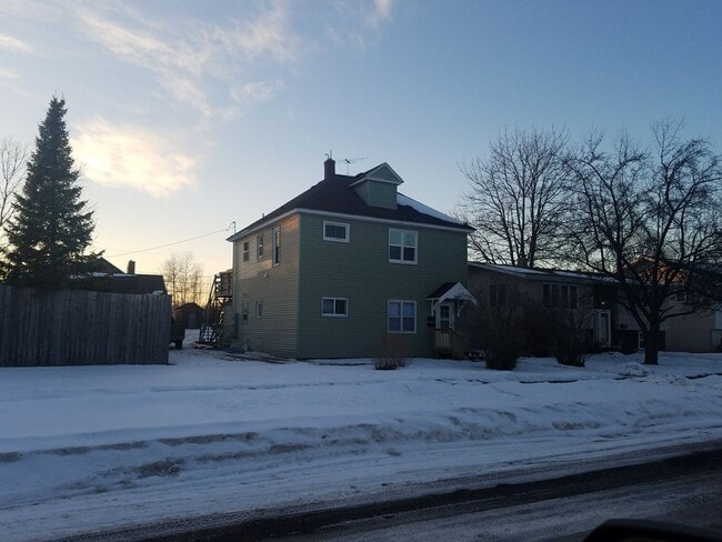 Building Photo - 5917 Cumming Ave