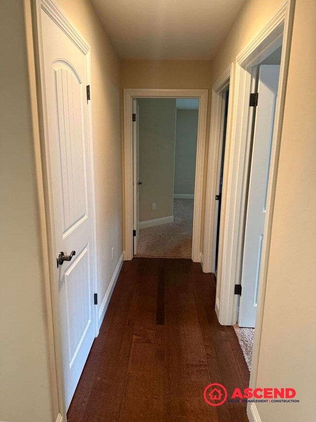 Building Photo - Stunning 4 bedroom + office in Seven Oaks!