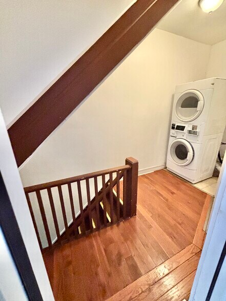 Building Photo - 1025 Mount Vernon St