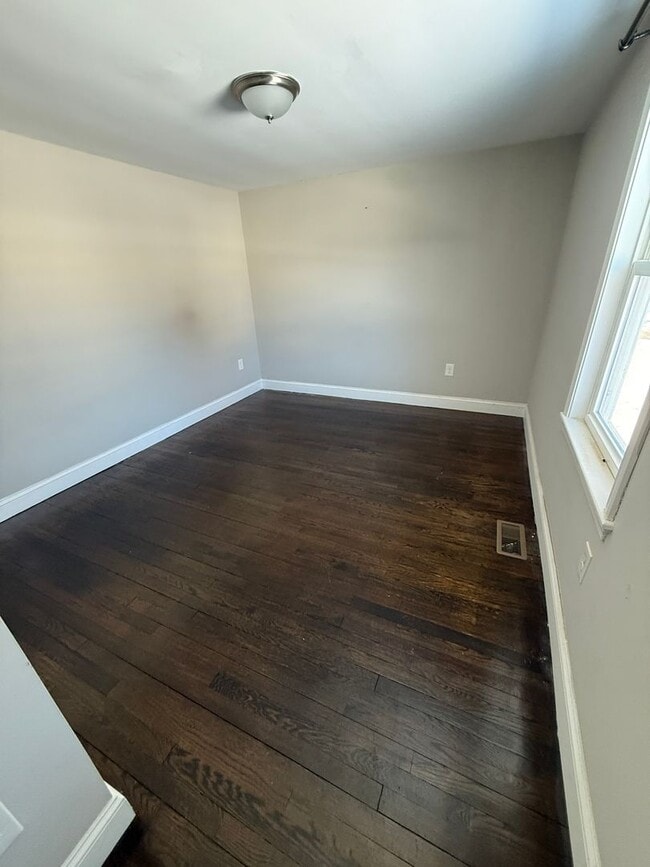 Building Photo - Lovely 3 bedroom, 1 bath ranch style home.