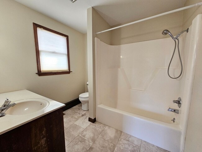 Building Photo - 4 Bedroom, 2.5 Bath House for Rent