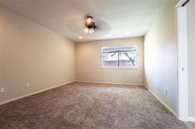 Building Photo - 12026 Hedgegate Dr