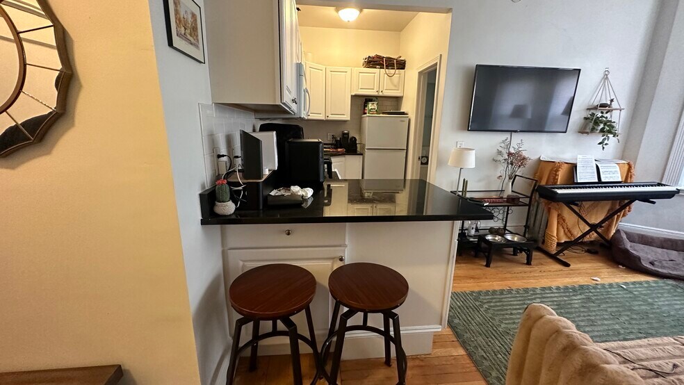 Building Photo - 142 Hemenway St