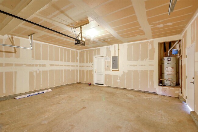 Building Photo - OPEN & SPACIOUS, 4 BEDROOM, 3 BATH 2 STORY...