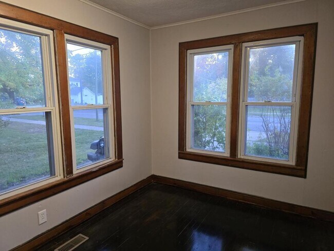 Building Photo - 226 N Maple St