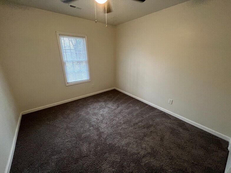 Building Photo - Room in House on Fieldmont Ct