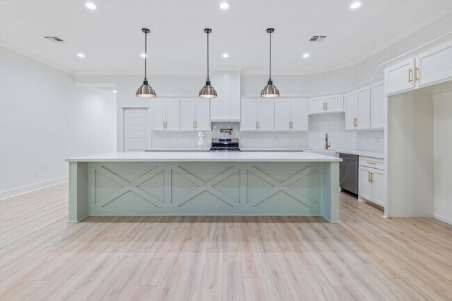 Building Photo - 927 Magdalena Street