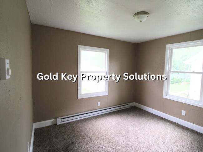 Building Photo - All Electric 3 BR 1 BA House with Garage, ...