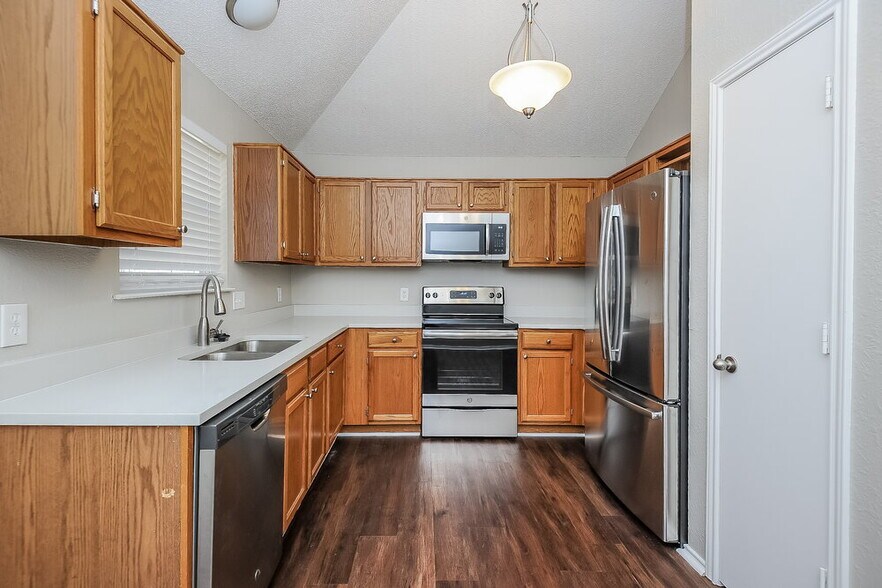 Building Photo - 208 Vines Dr