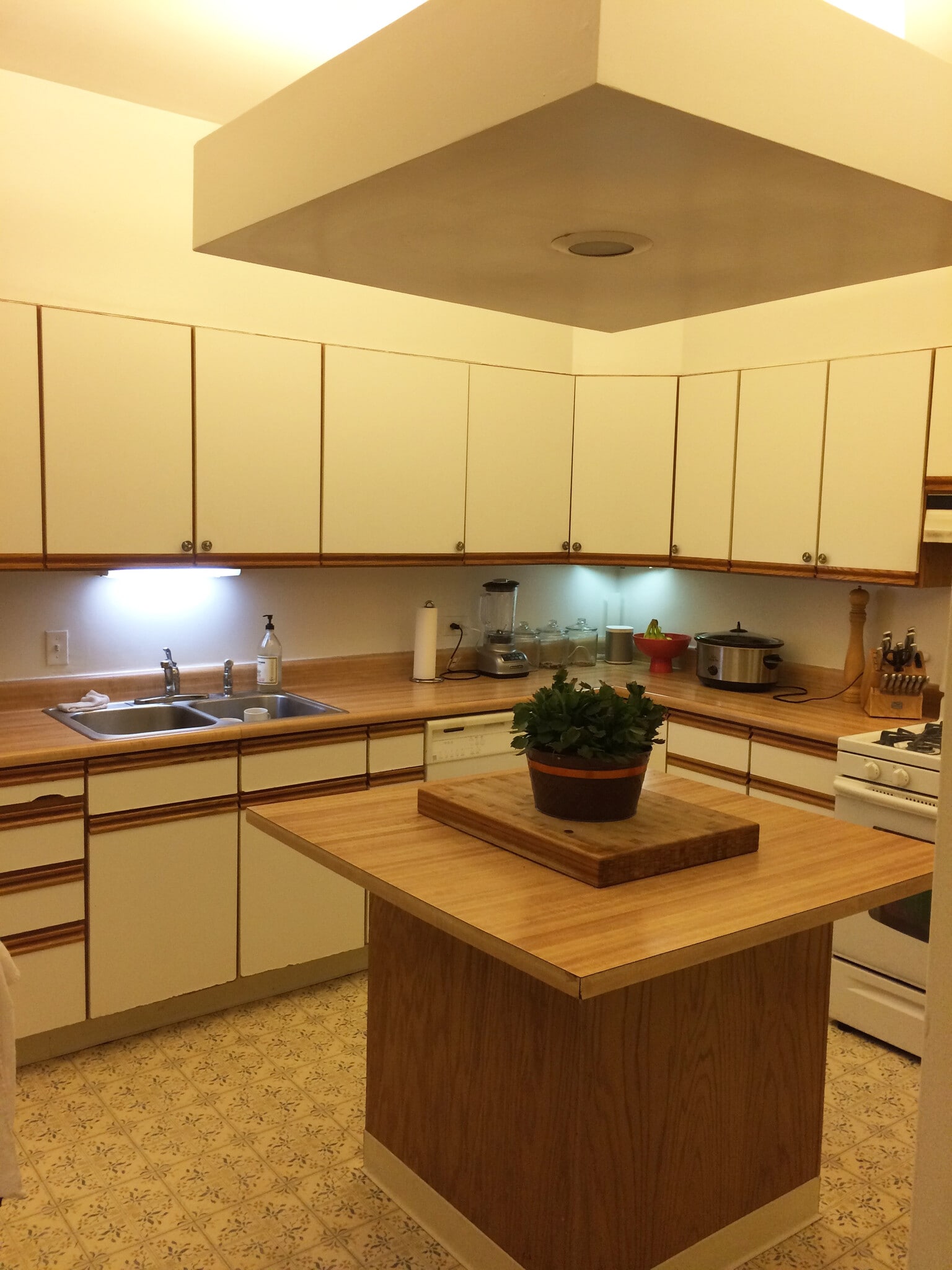 Kitchen - 2737 N Hampden Ct