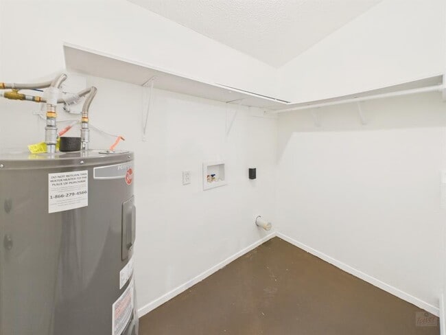 Building Photo - 1305 Hollow Creek Dr