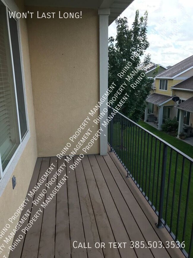 Building Photo - 3 Bed/3.5 Bath End Unit Townhouse in Sandy