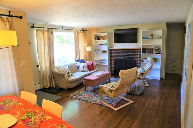 Building Photo - Charming 2 bed 1 bath Furnished, Utilities Included