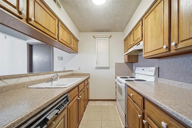 Building Photo - 6738 S 78th E Ave