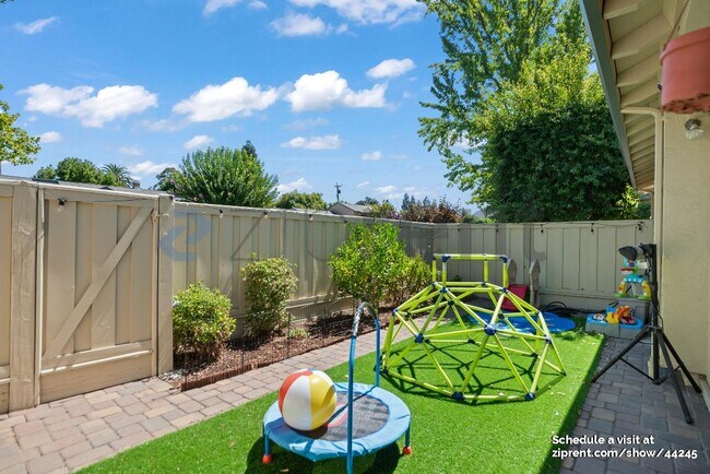 Building Photo - 652 St Ives Ct