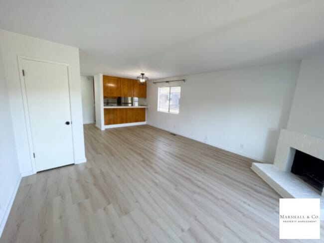 Building Photo - NEW PRICE!!! NEW FLOORS!!! TIBURON 2br/1.5...