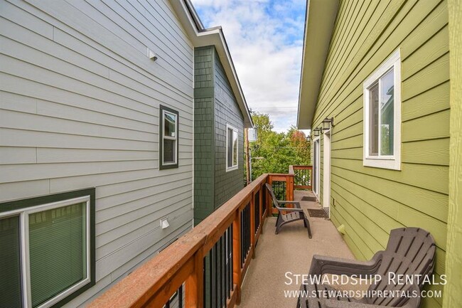 Building Photo - Quack Alley!-5 bed, 6 1/2 bath, with bonus...
