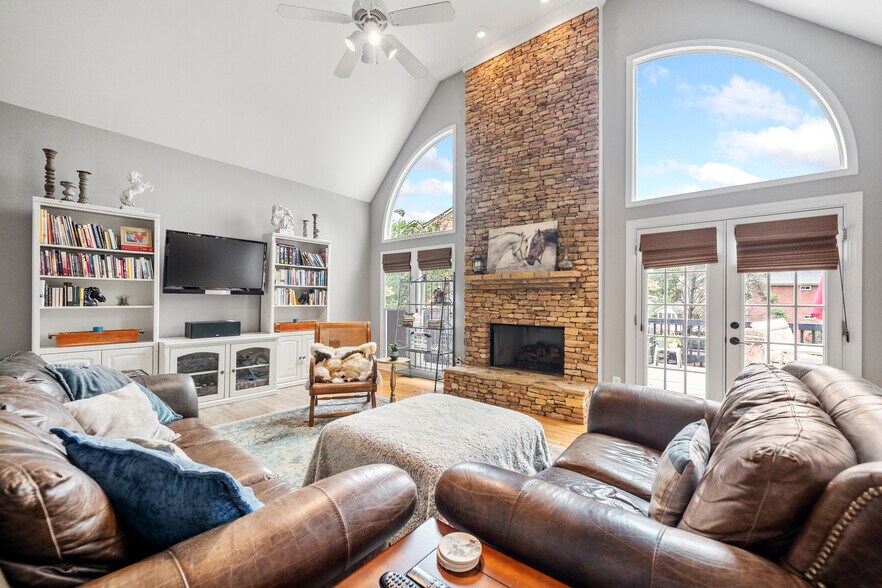 Den - 600 Lyndhurst Cir
