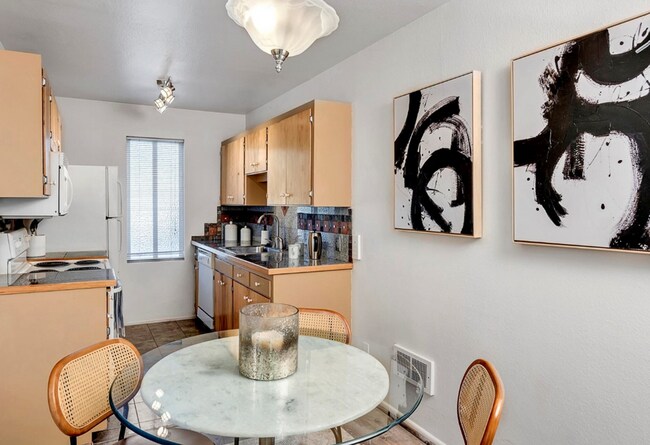 Building Photo - Downtown Bellevue 2 Bedroom 1.5 Bath 2 story Condo