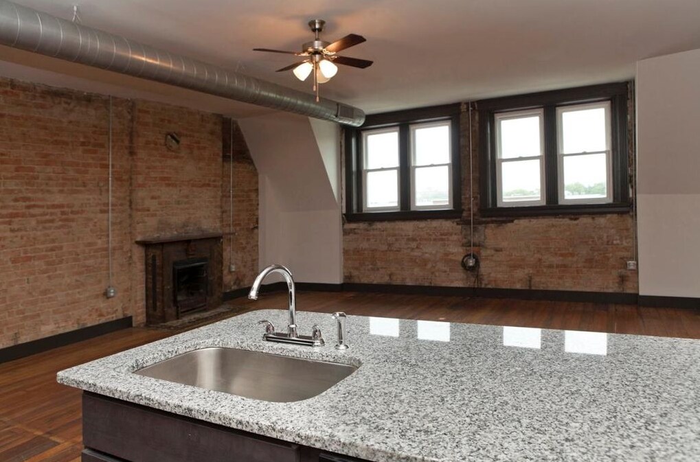 Building Photo - 2611 Short Vine St