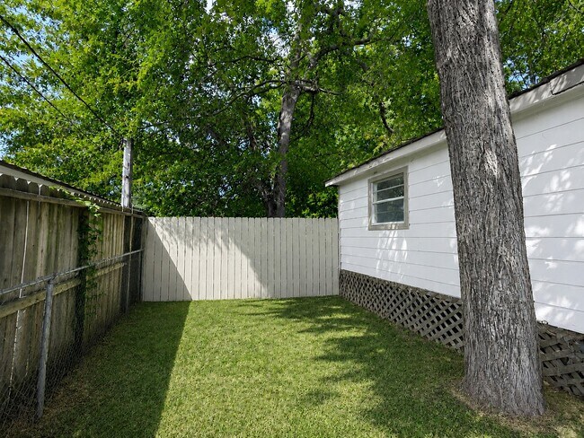 Building Photo - 142 Aspen