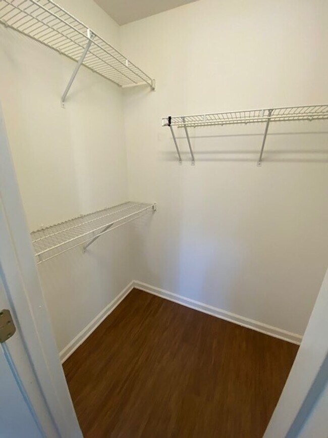 Building Photo - Stunning, pet friendly townhouse located i...