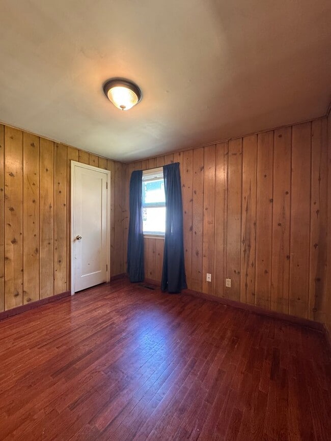 Building Photo - Cozy 2-Bedroom Pet-Friendly Home for Lease