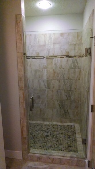 Walk in shower - 617 Pierce St
