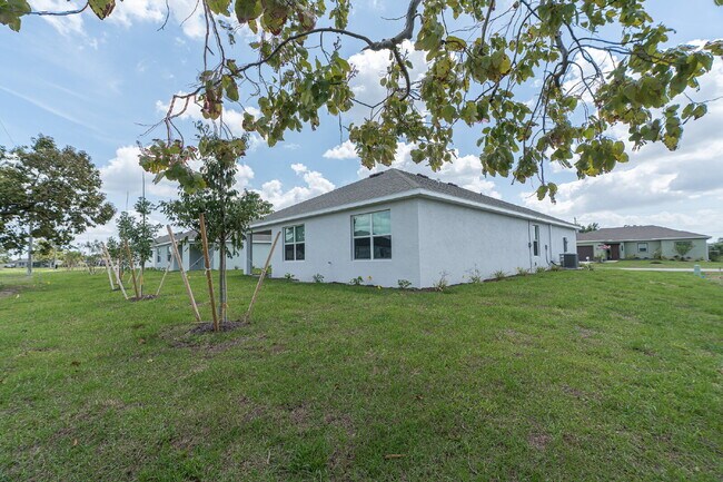 Building Photo - Spacious 4-Bedroom Retreat with 2 Full Baths in Punta Gorda – Your Dream Home Awaits!