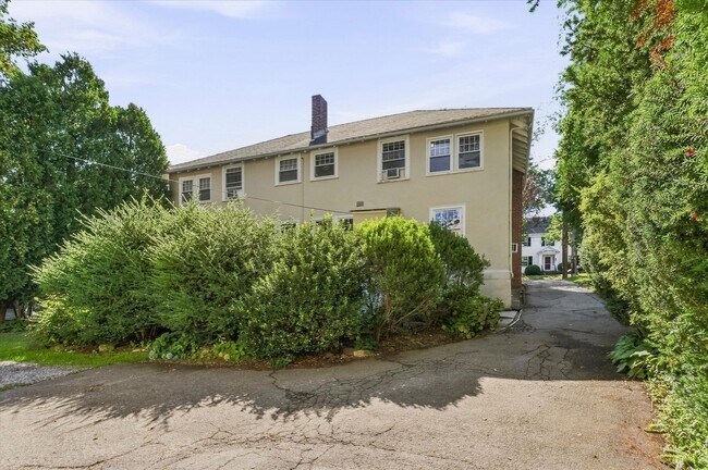 Building Photo - 306 Edge Hill Rd