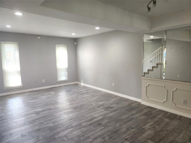 Building Photo - 10352 Longmont Dr