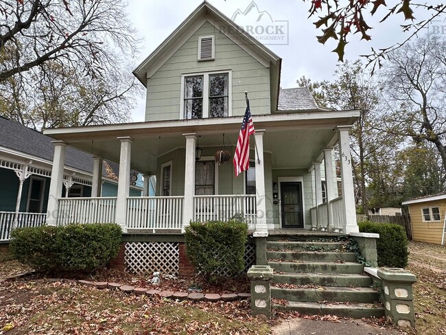 Primary Photo - 633 Moulton St E