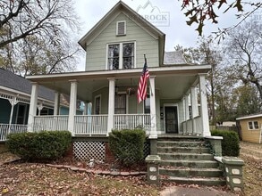 Building Photo - 633 Moulton St E