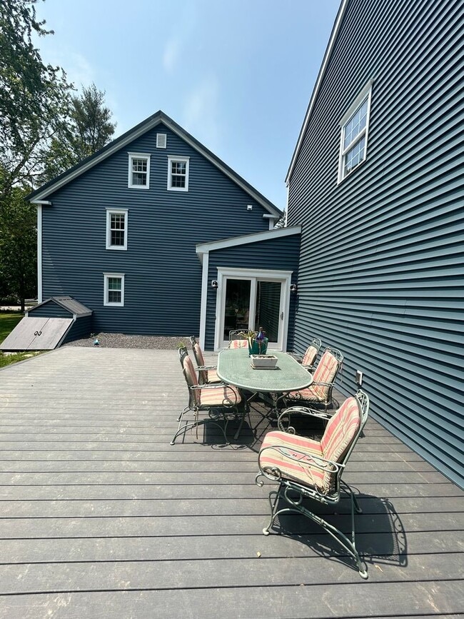 Building Photo - Beautiful renovated 5 bedroom 2.5 bath sin...