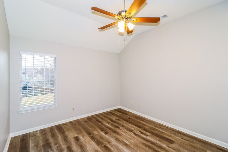 Building Photo - 2204 Stone Stream Dr