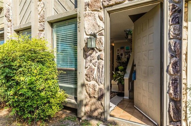 Building Photo - 2 Bd / 2 Ba Townhome Minutes Away From Campus & Downtown!