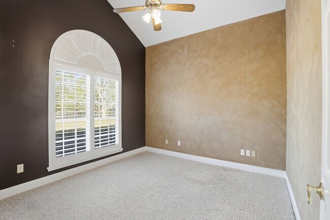 Building Photo - Ivy Park Brick Home 4 bedroom 3 1/2 baths