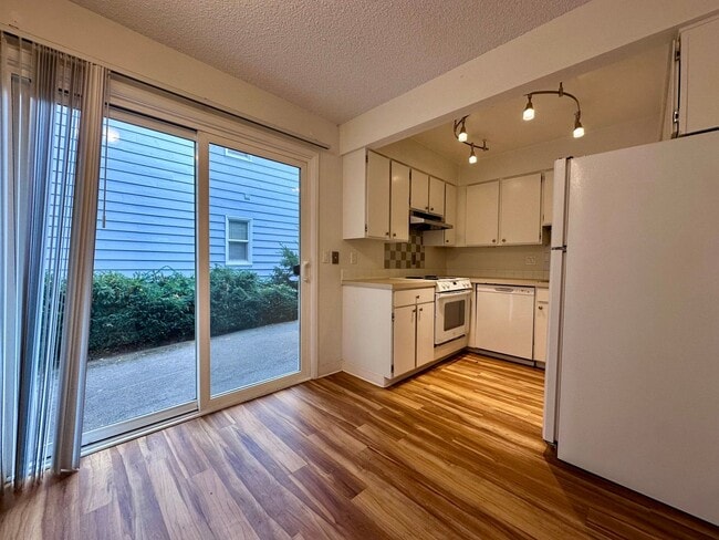 Building Photo - Charming 2-Bedroom Townhome in Sullivan's ...