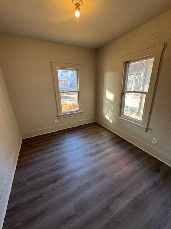 Building Photo - 1410 W 4th St