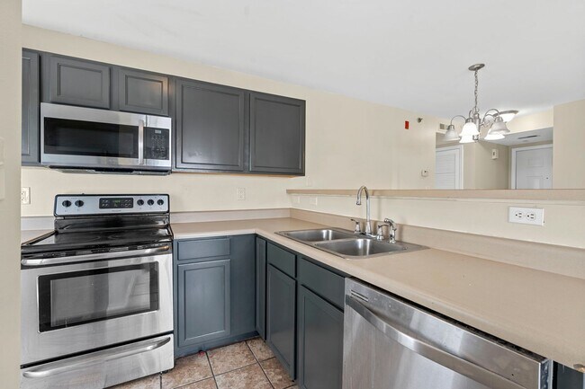 Building Photo - Spacious 2-Bed, 2-Bath Condo