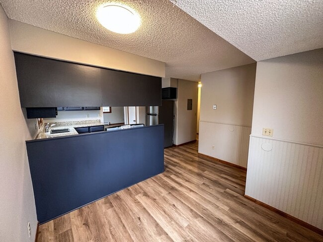 Building Photo - Large Updated 3-Bed 2-Bath Townhome w/ Gar...