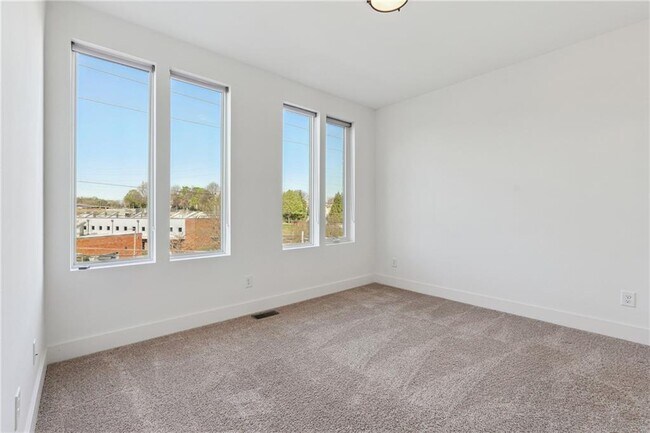 Building Photo - 1207 Chelsea Cir NW