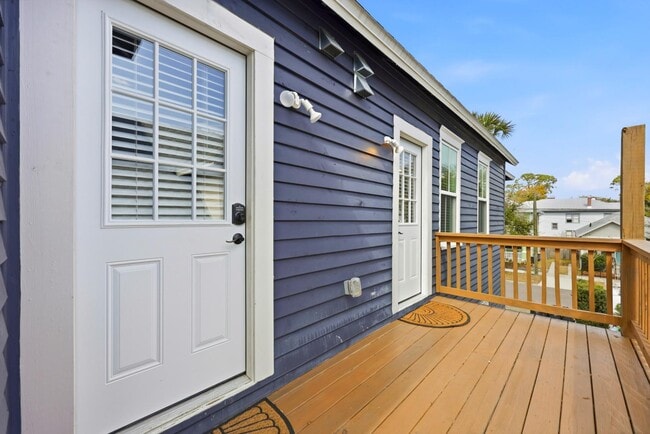 Building Photo - 300 E 3rd St