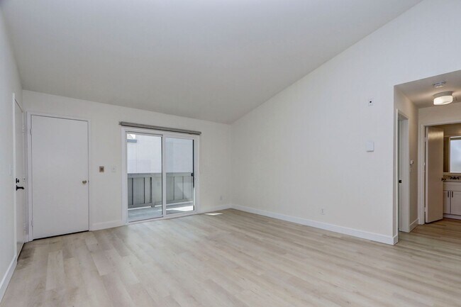 Building Photo - 845 Woodside Way