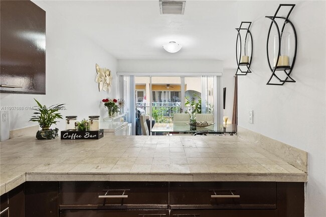 Building Photo - 6205 SW Kendale Lakes Cir