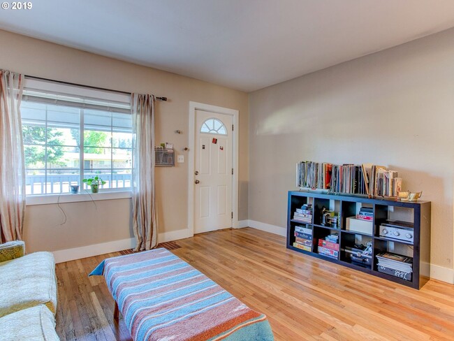 Building Photo - Great 2 Bed 2 Ba bungalow located in the P...